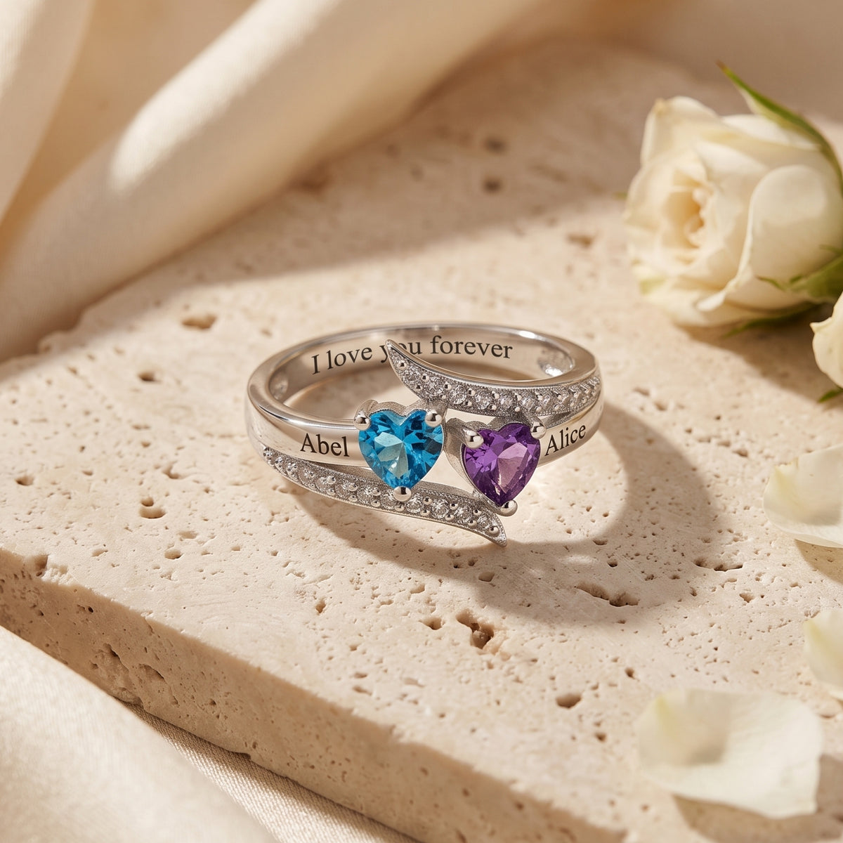 La bague entrelacée à deux cœurs