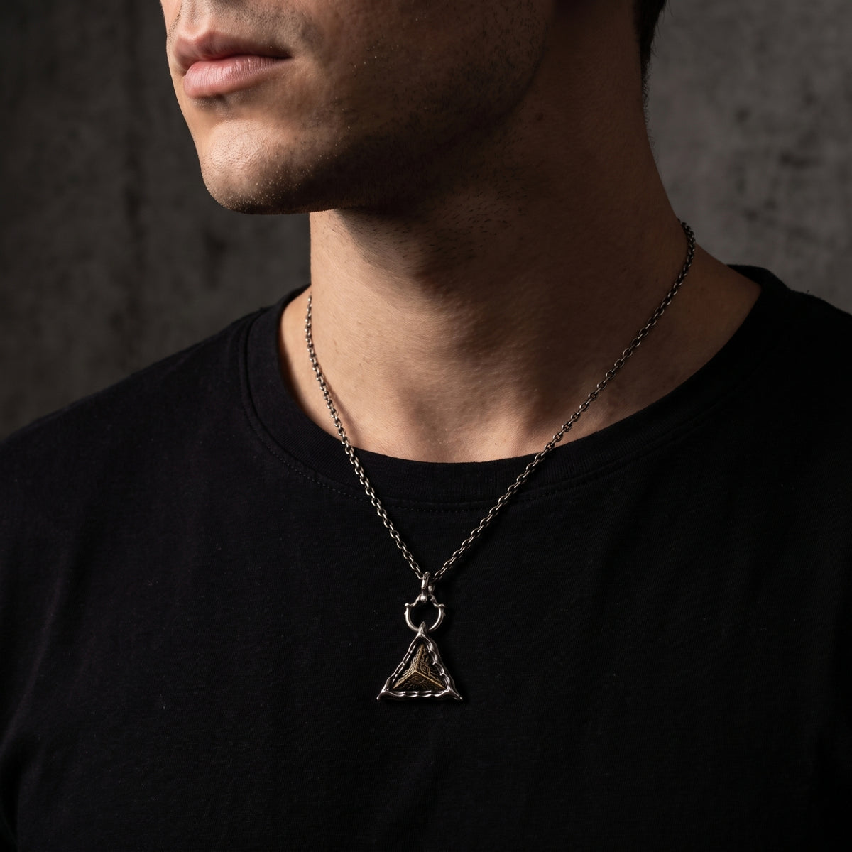 Le collier Triangular Talisman
