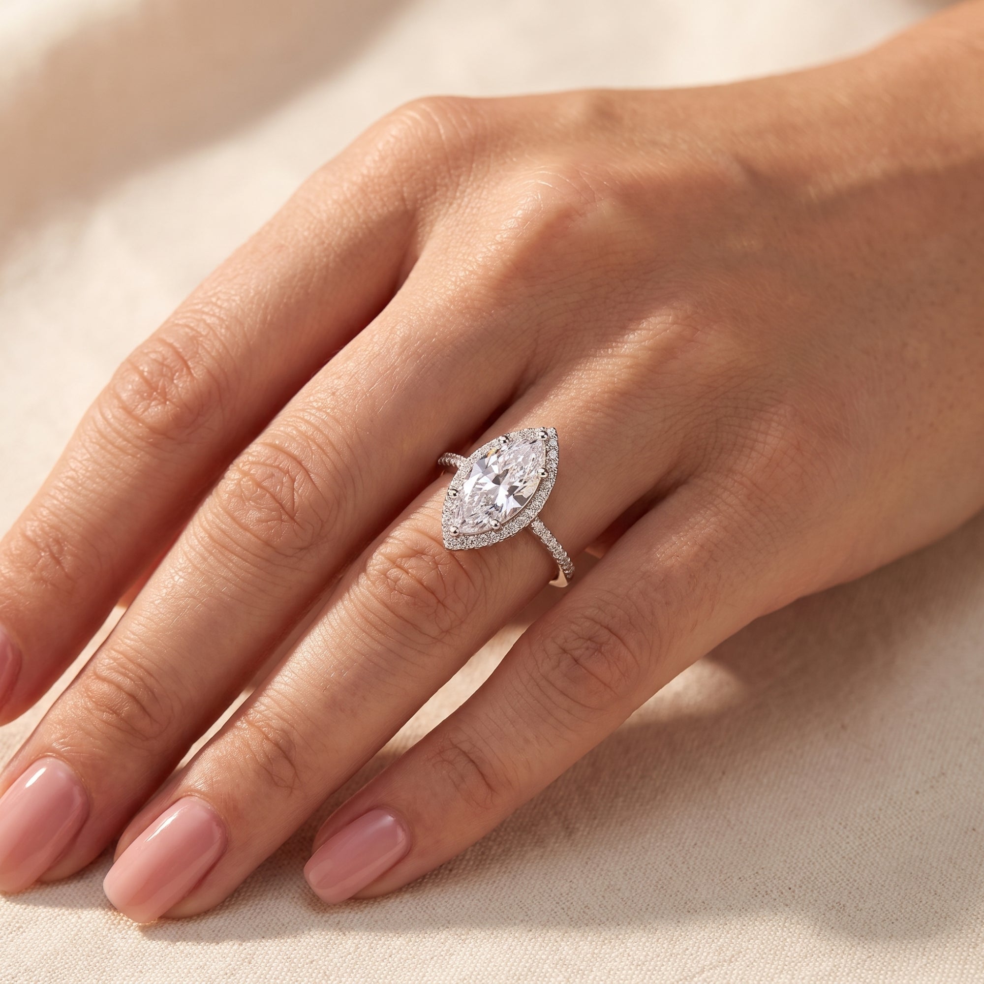 La bague halo marquise