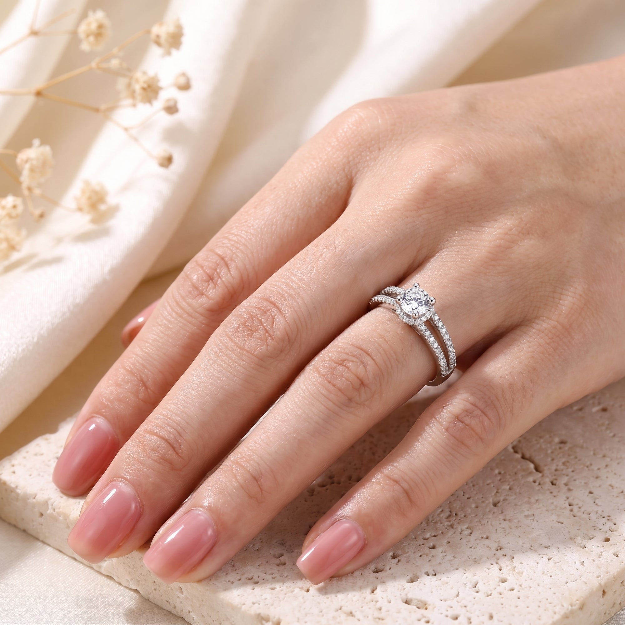 Aria split shank ring in S925 sterling silver with a round brilliant stone worn by a model.