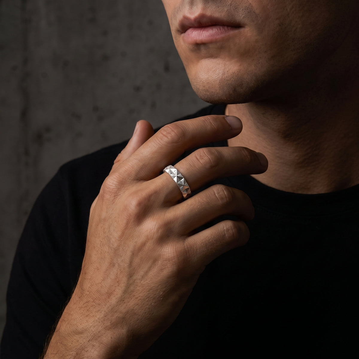 La bague pyramide facettée