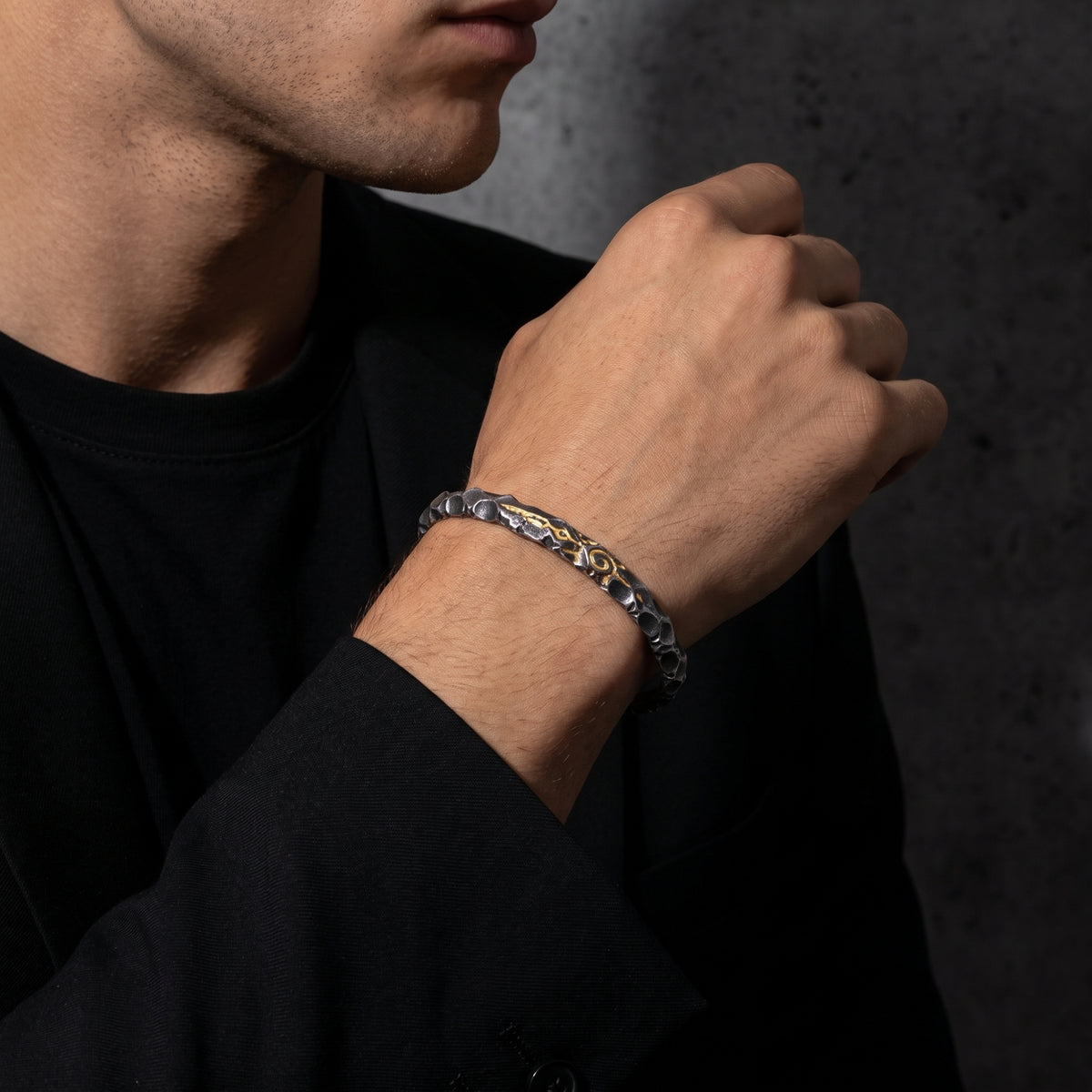Le bracelet manchette à sigil martelé