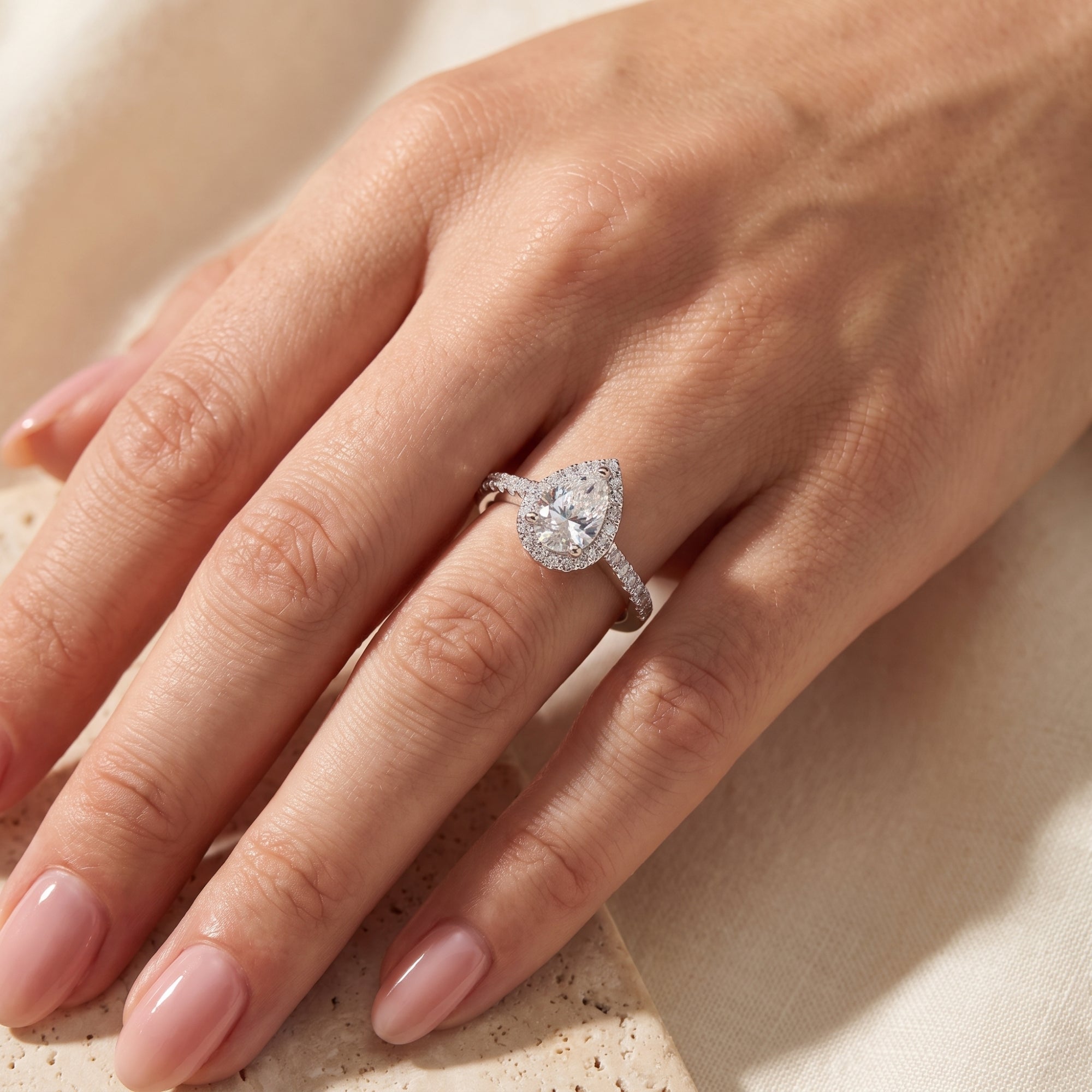 Der Aria-Tropfen-Halo-Ring