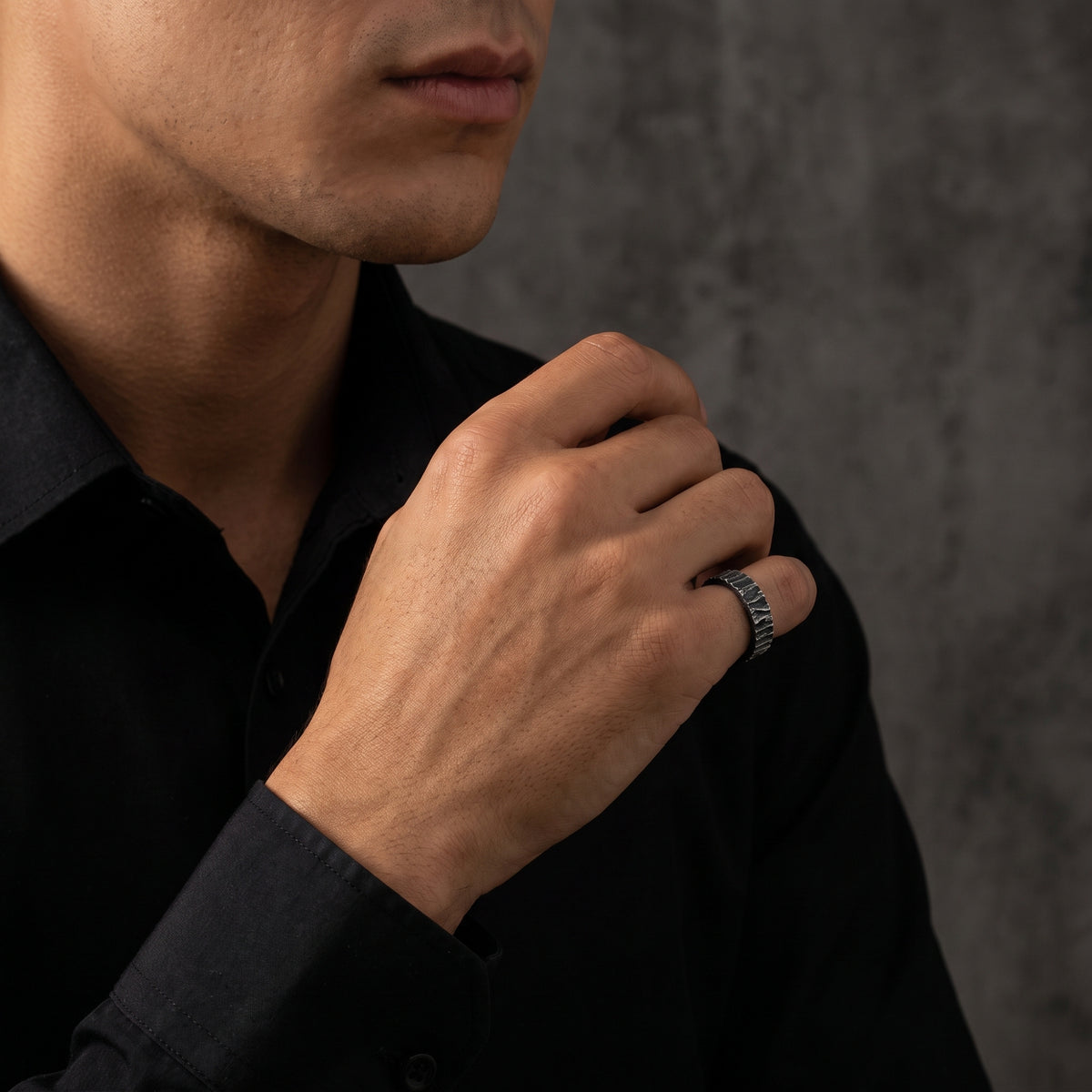 Bague ouverte texturée façon écorce