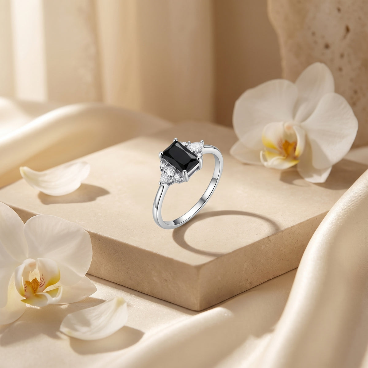 La bague grappe émeraude noire