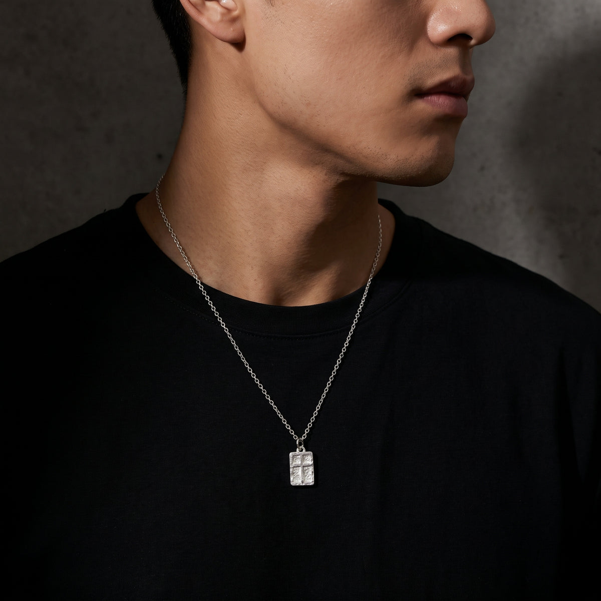 De ketting met getextureerde kruishanger
