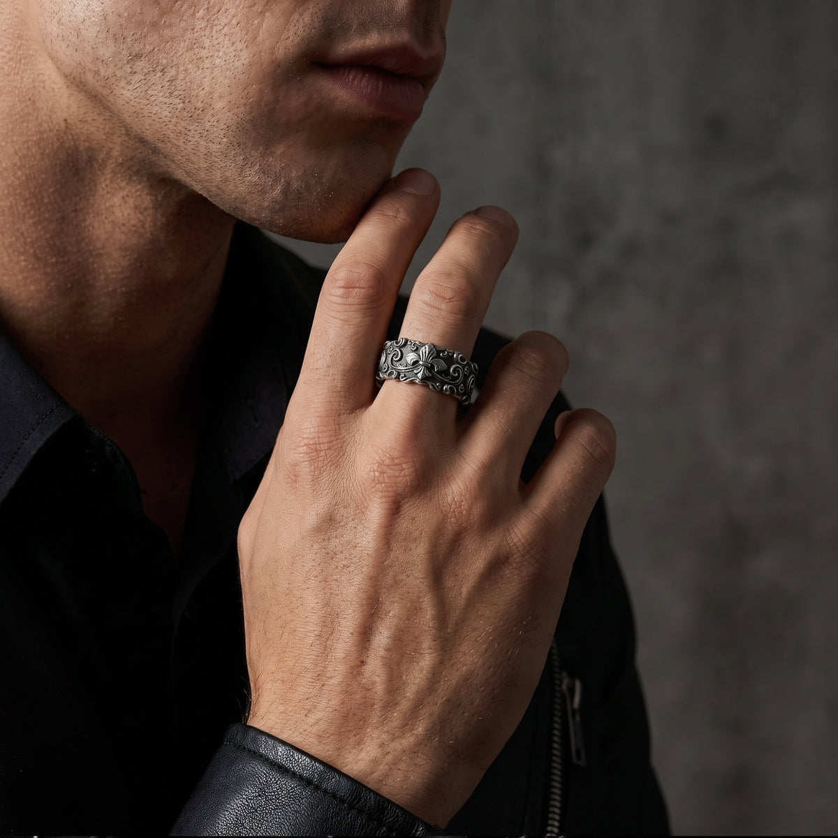 Der offene Fleur-de-lis-Ring