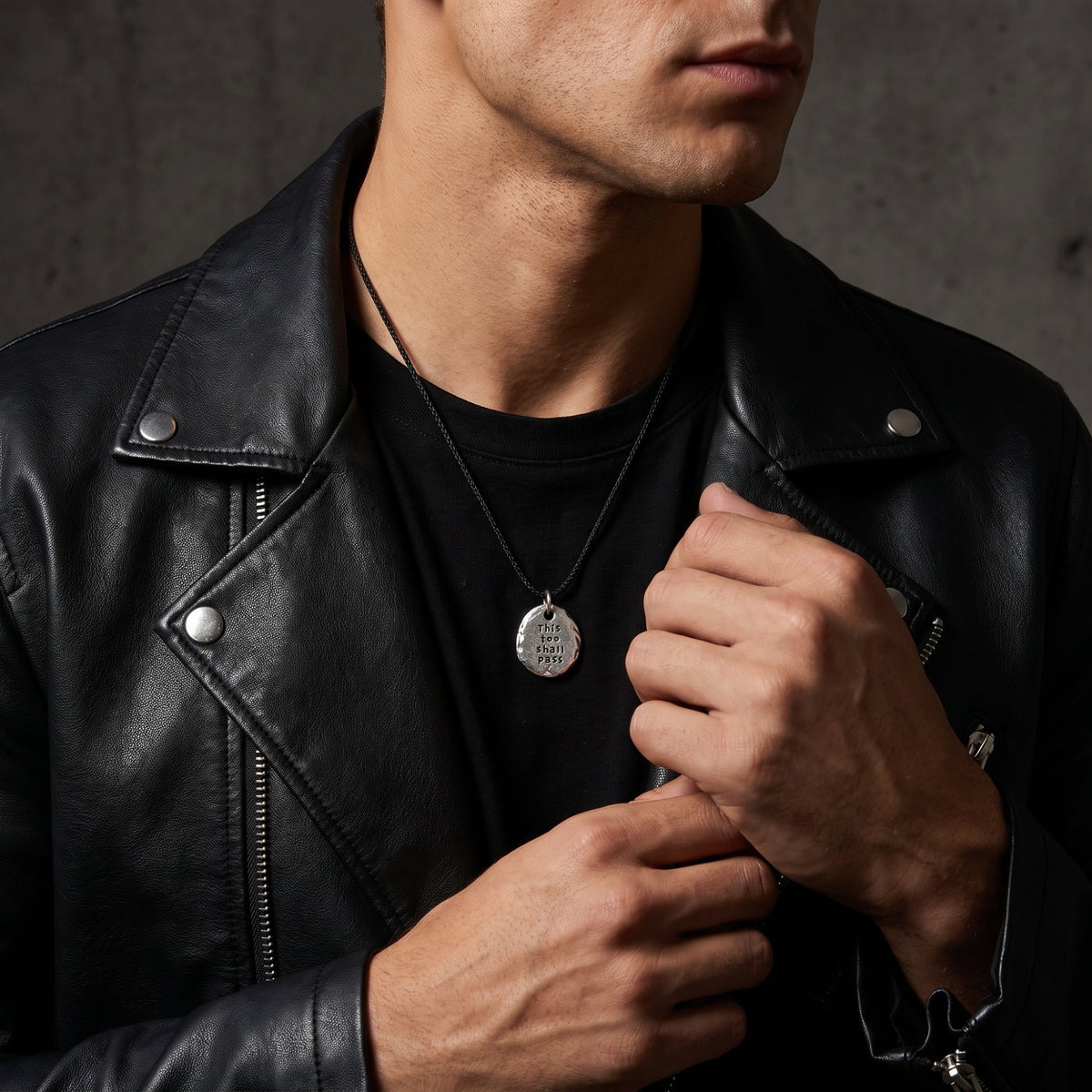 Le collier Engraved Pebble