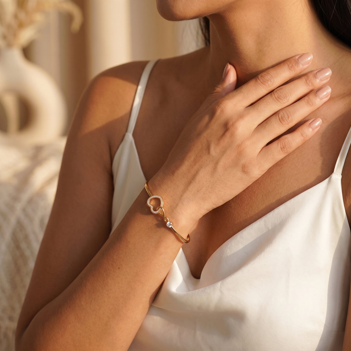La pulsera rígida de corazones entrelazados