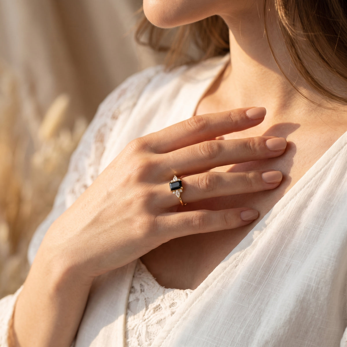 La bague grappe émeraude noire