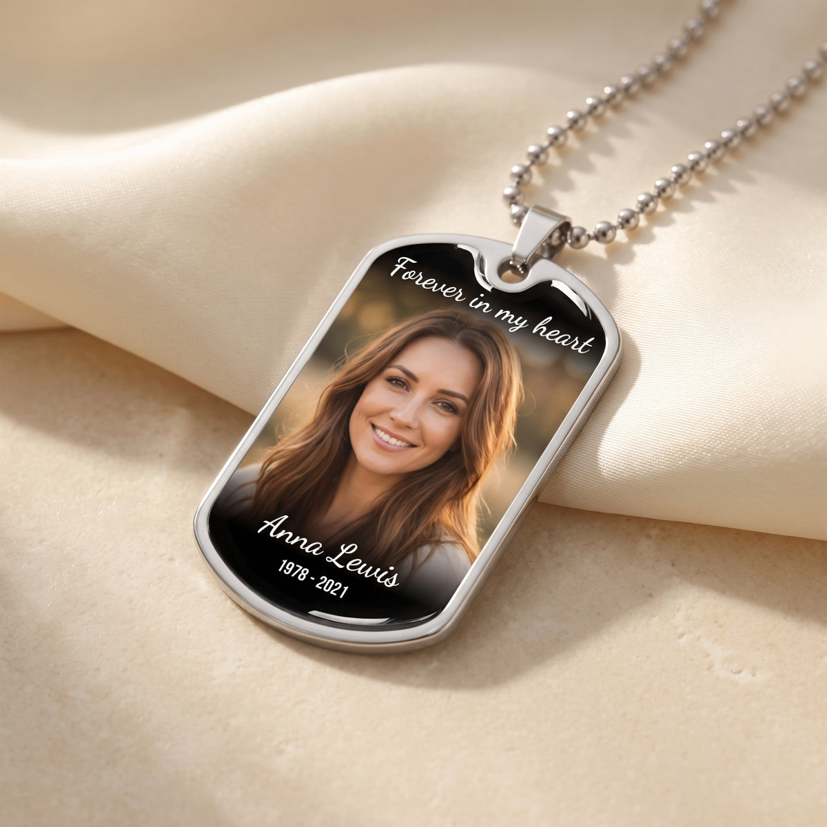 El collar con placa de identificación y foto personalizada