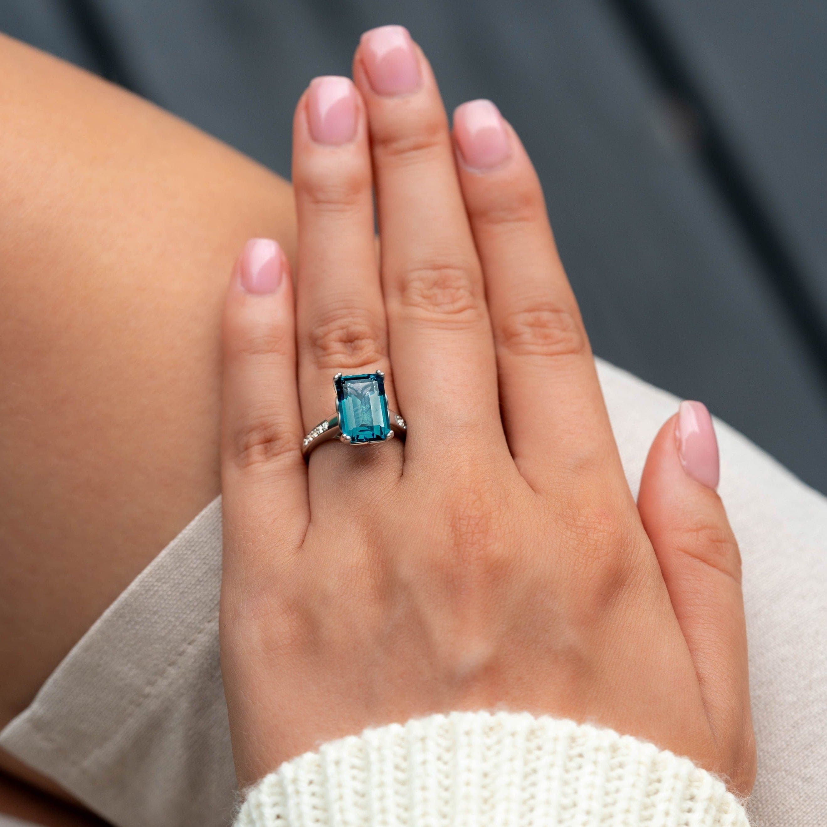 Sueño azul: anillo esculpido con corte esmeralda - Plata de ley S925
