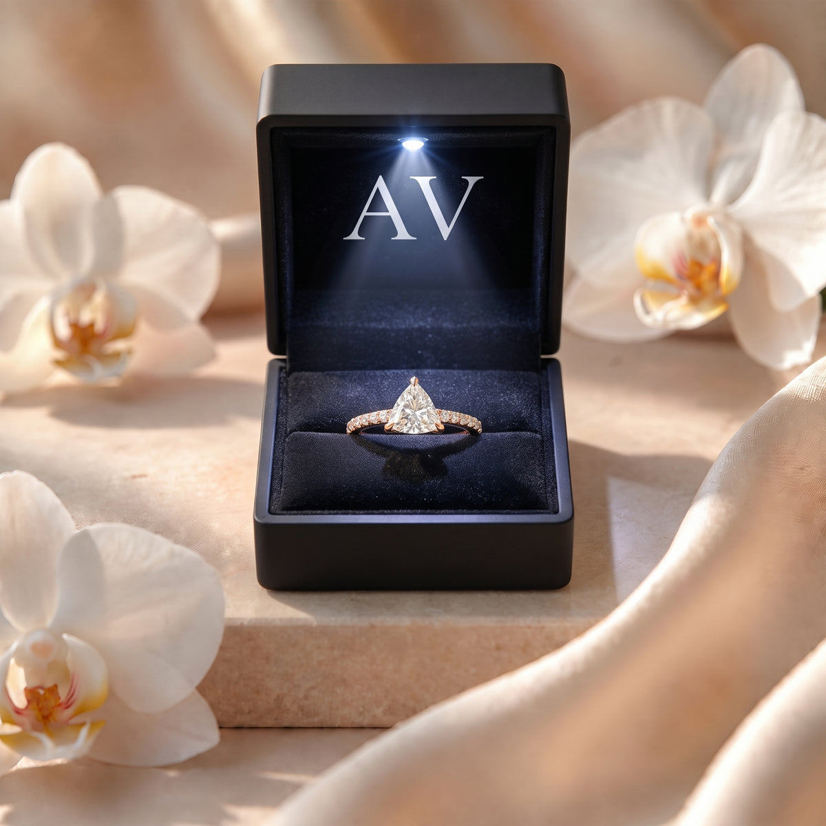 AI0009-TRI-0.5CT-PAVE-SOLIT - Premium LED Gift Box Presentation