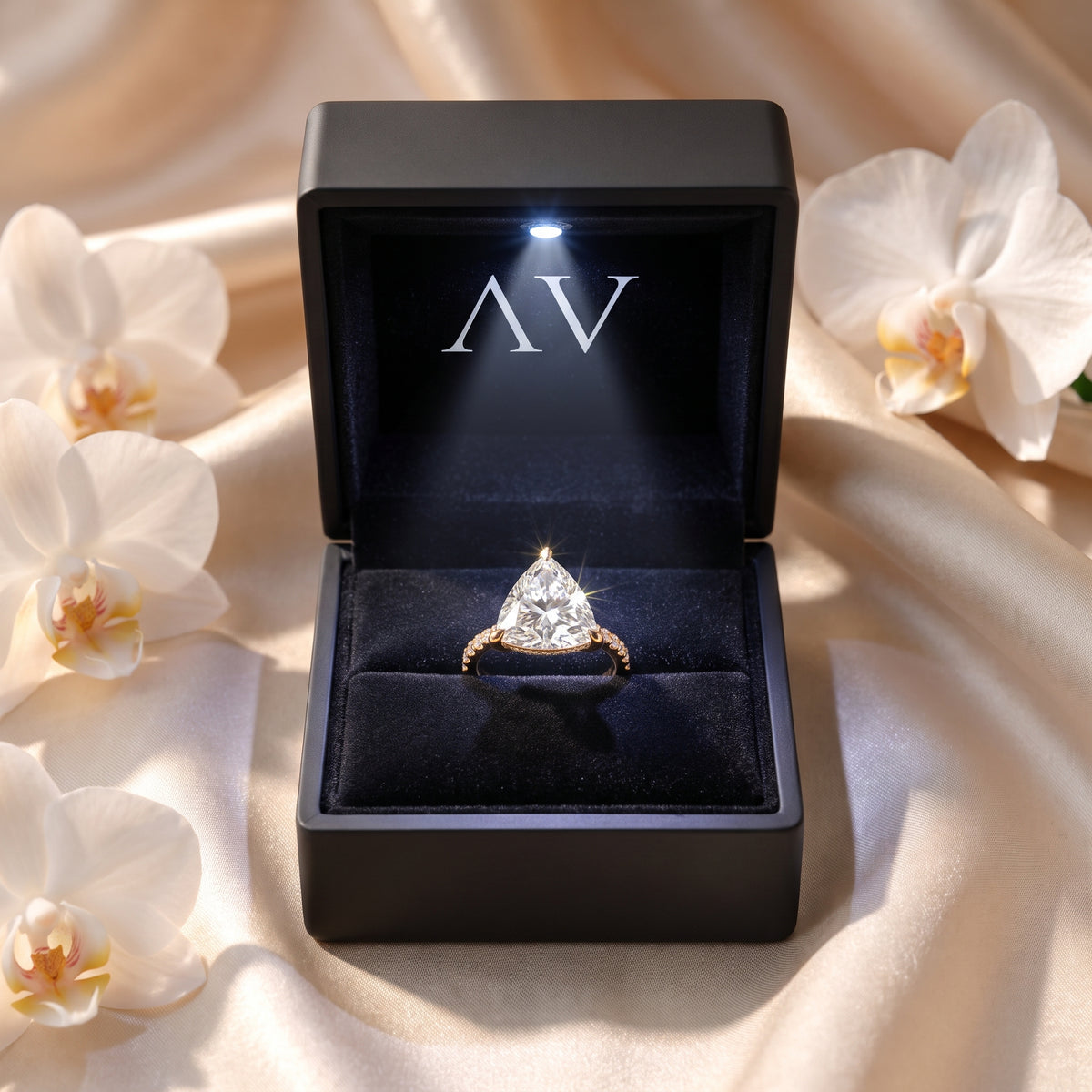 AI0009-TRI-1.5CT-PAVE-SOLIT - Premium LED Gift Box Presentation