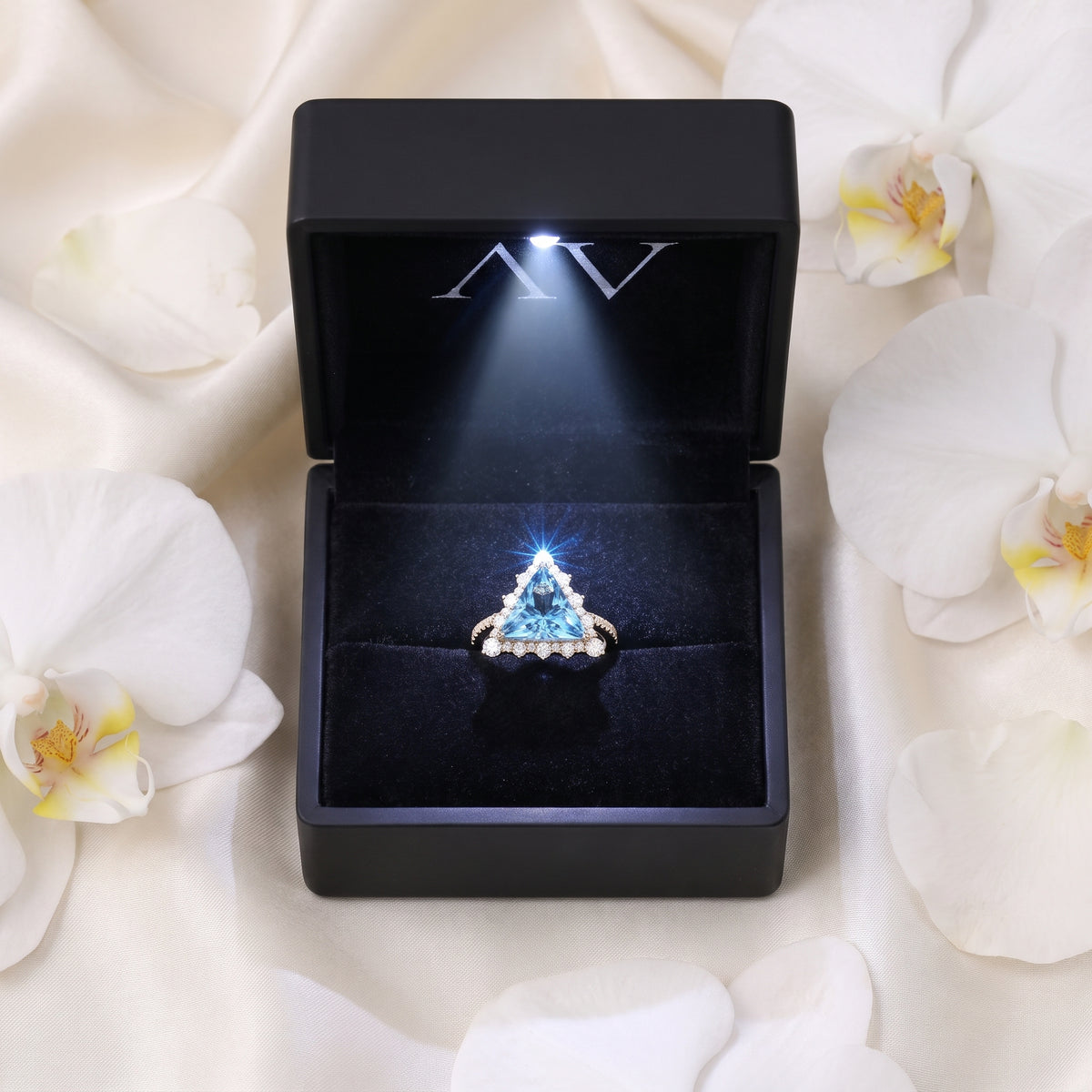 AI0010-TRG-3CT-PAVE-SOLIT - Premium LED Gift Box Presentation
