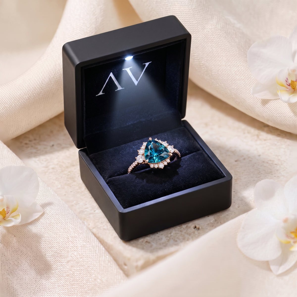 AI0010-TRI-1CT-PAVE-SOLIT - Premium LED Gift Box Presentation