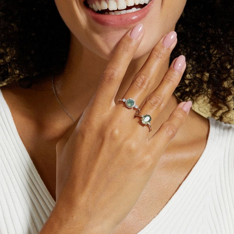 Anillo de ágata musgosa natural de corte redondo y opalescente en plata de ley S925