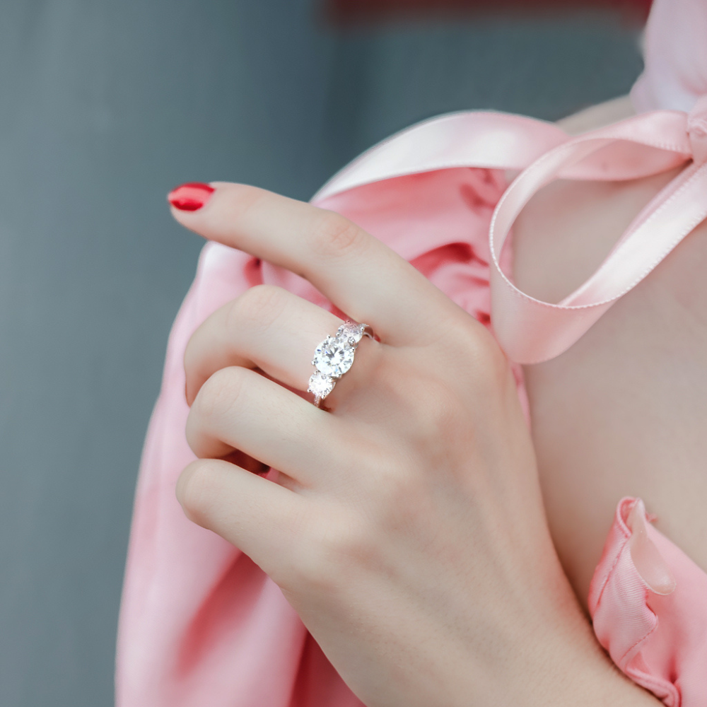 2CT Round Cut 3-Stone Moissanite Ring