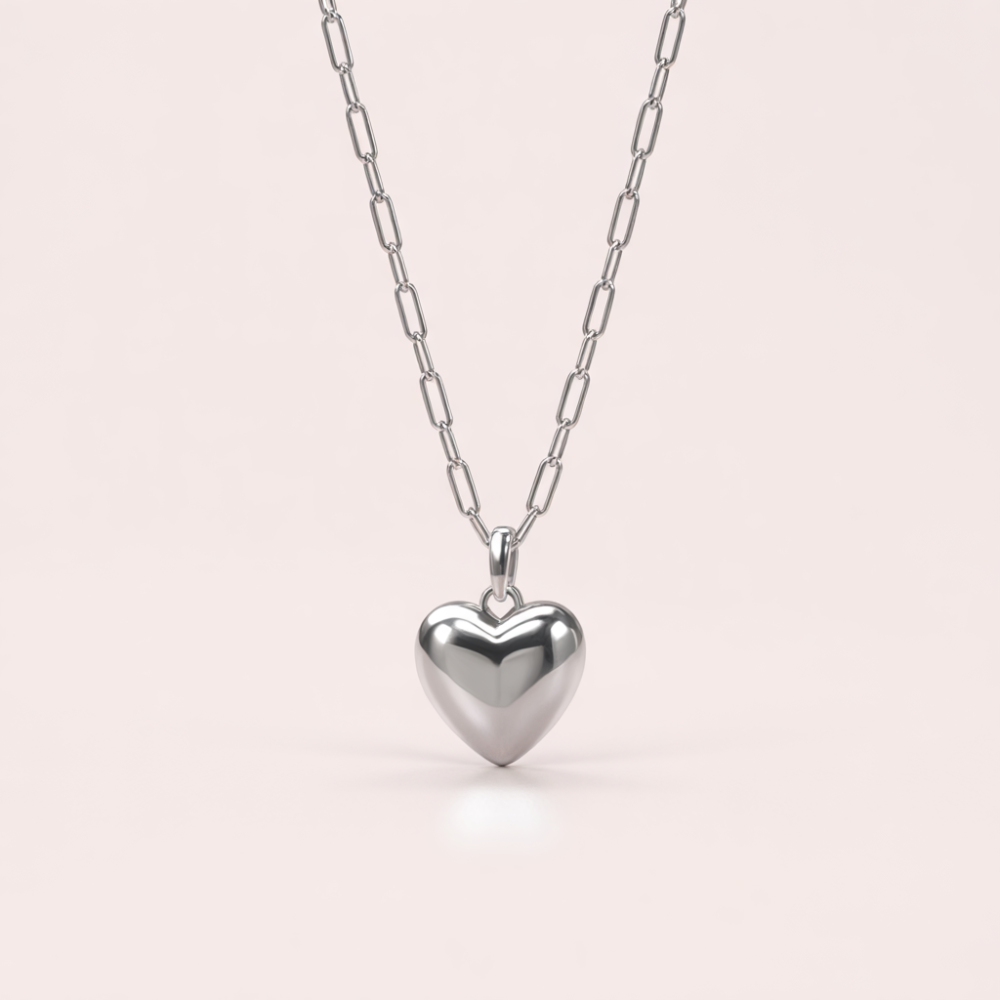El collar de plata con corazón grueso de Leva