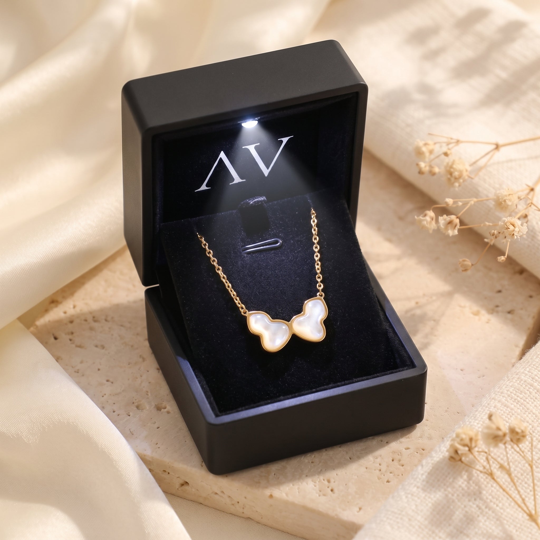 YLQ49076-NECKLACE - Premium LED Gift Box Presentation
