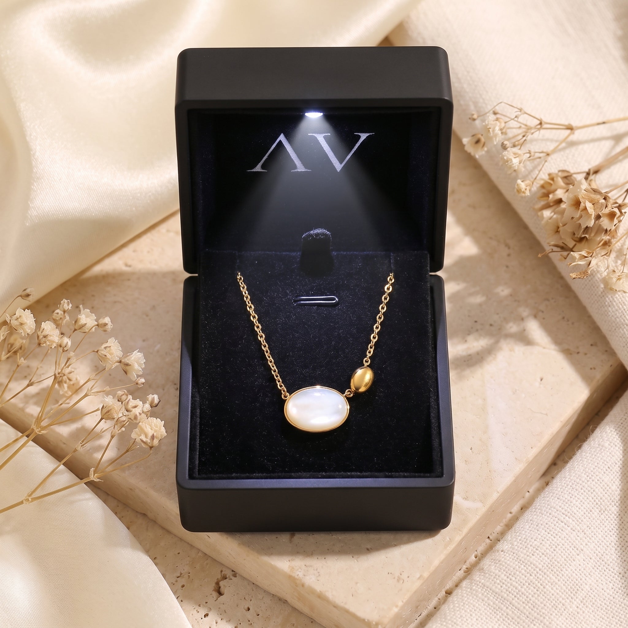 YLQ49096-NECKLACE - Premium LED Gift Box Presentation
