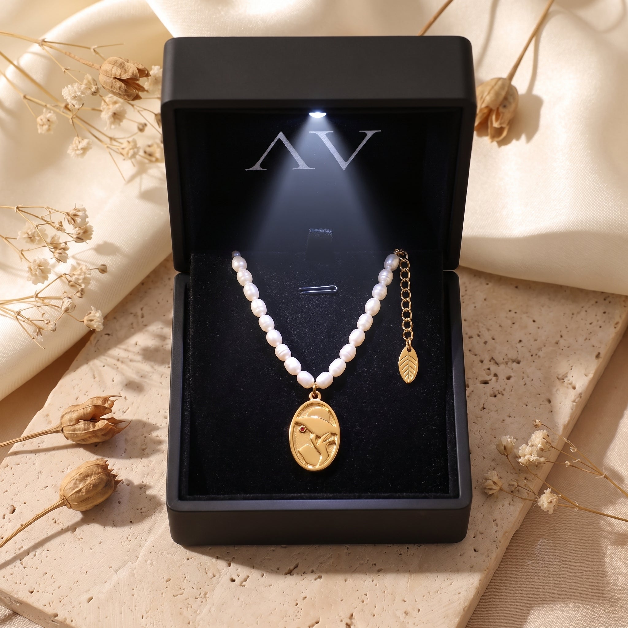 YLQ49108-NECKLACE - Premium LED Gift Box Presentation