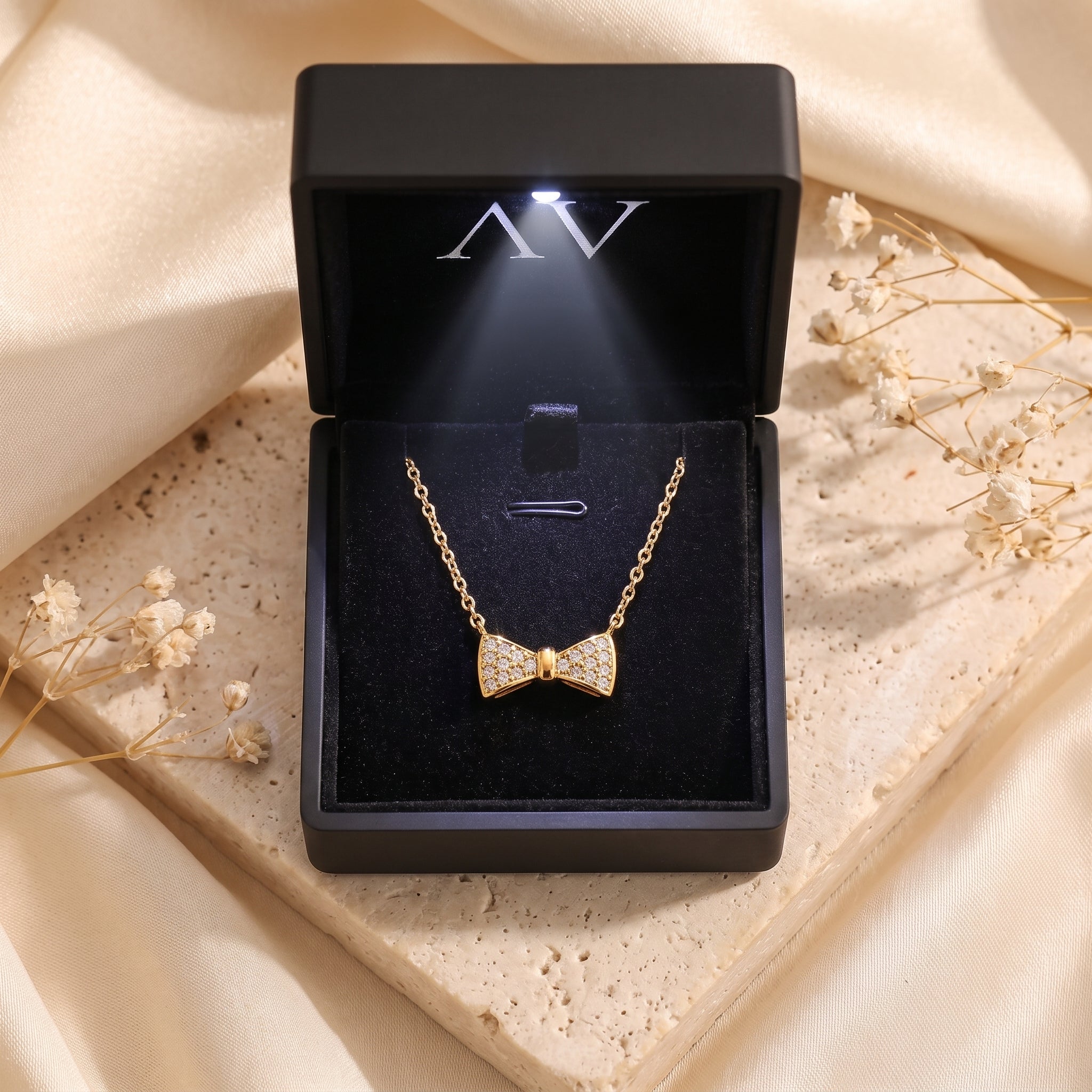 YLQ49116-NECKLACE - Premium LED Gift Box Presentation