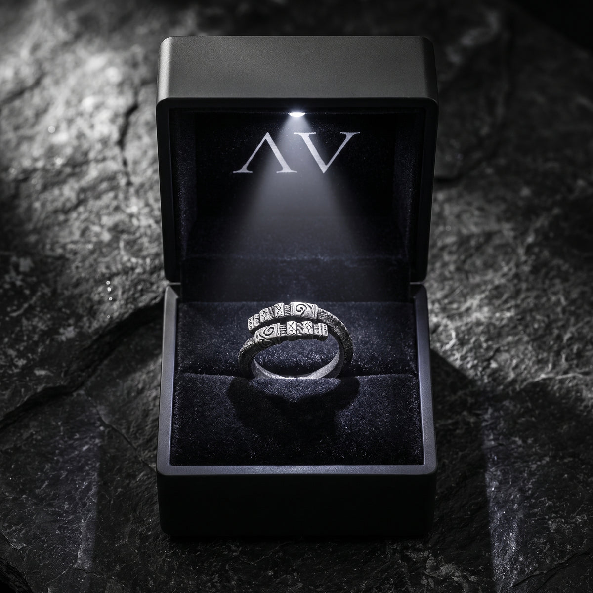 YLQ49977-rings - Premium LED Gift Box Presentation