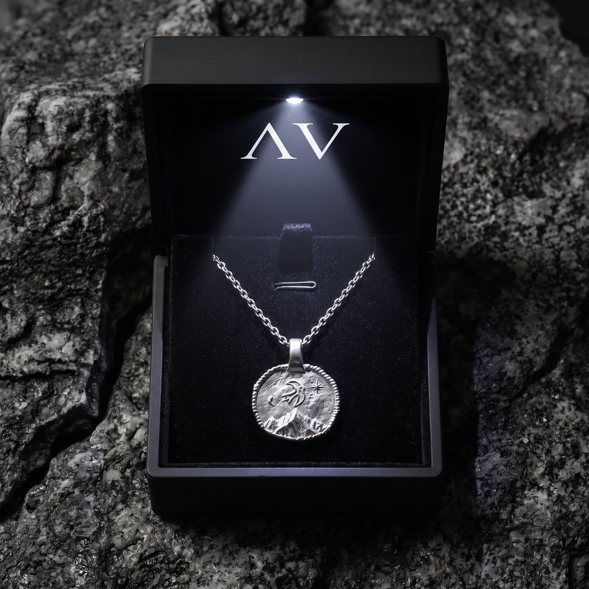 YLQ50095-Necklace - Premium LED Gift Box Presentation