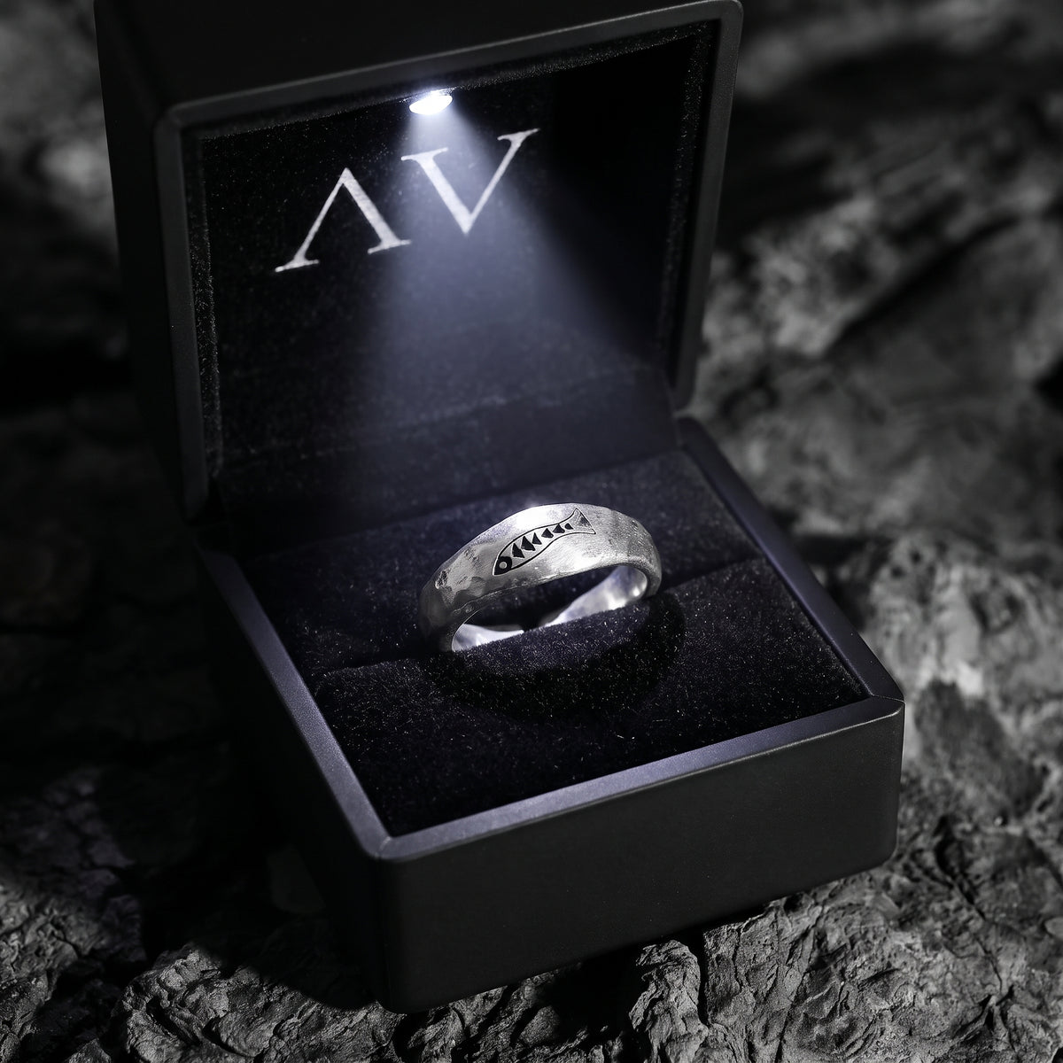 YLQ50143-rings - Premium LED Gift Box Presentation
