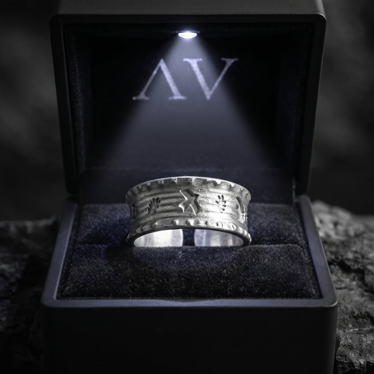 YLQ50156-rings - Premium LED Gift Box Presentation