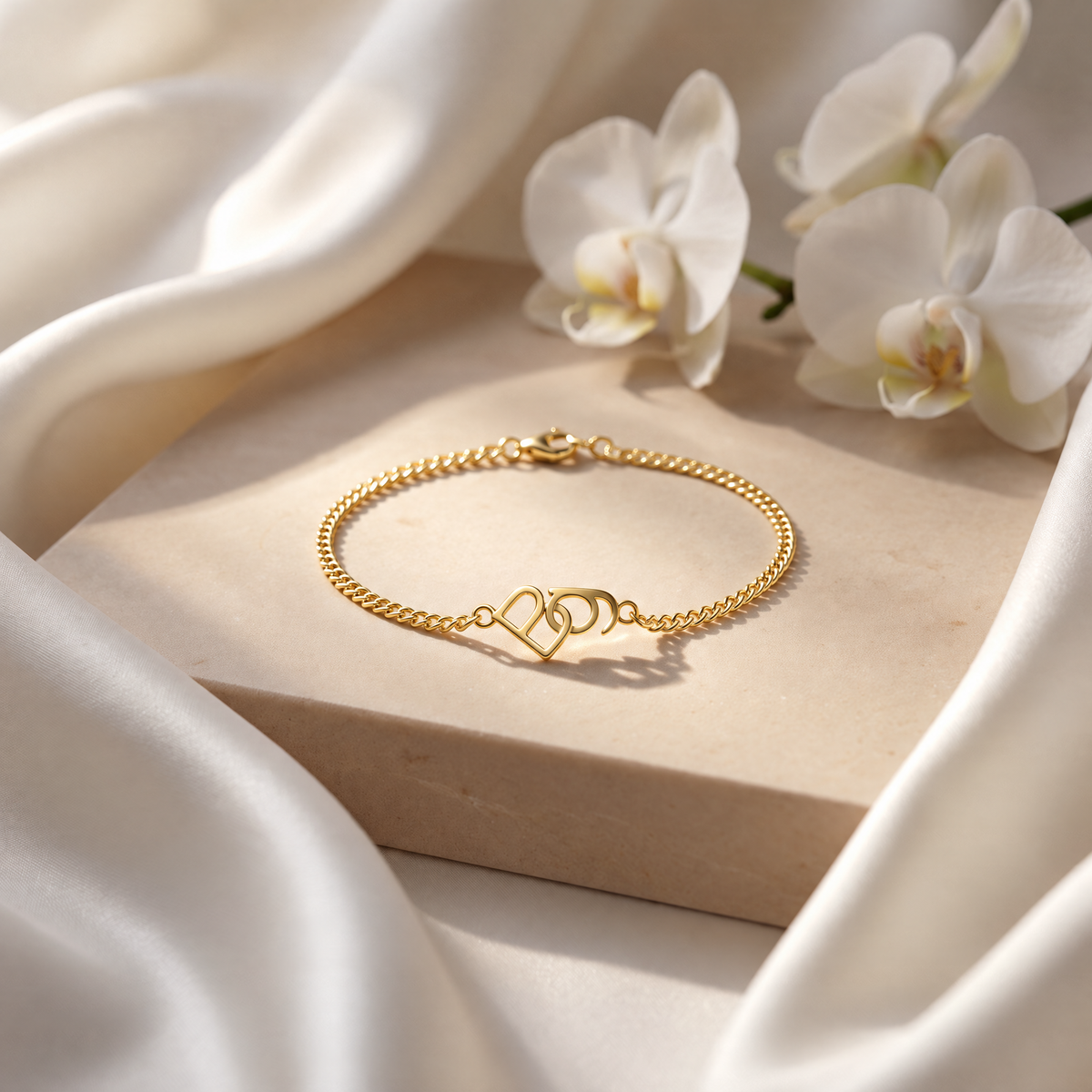 Le bracelet aux initiales entrelacées