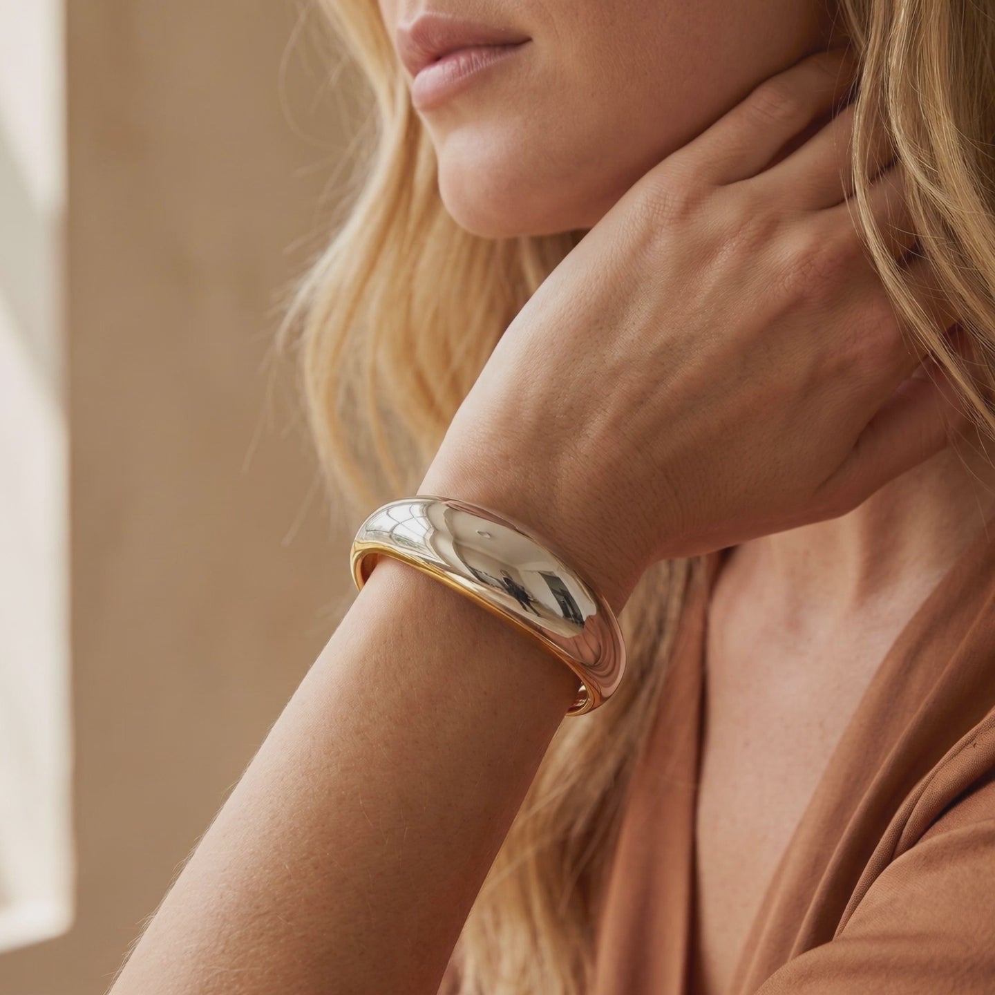 YLQ49437-bracelet lifestyle video