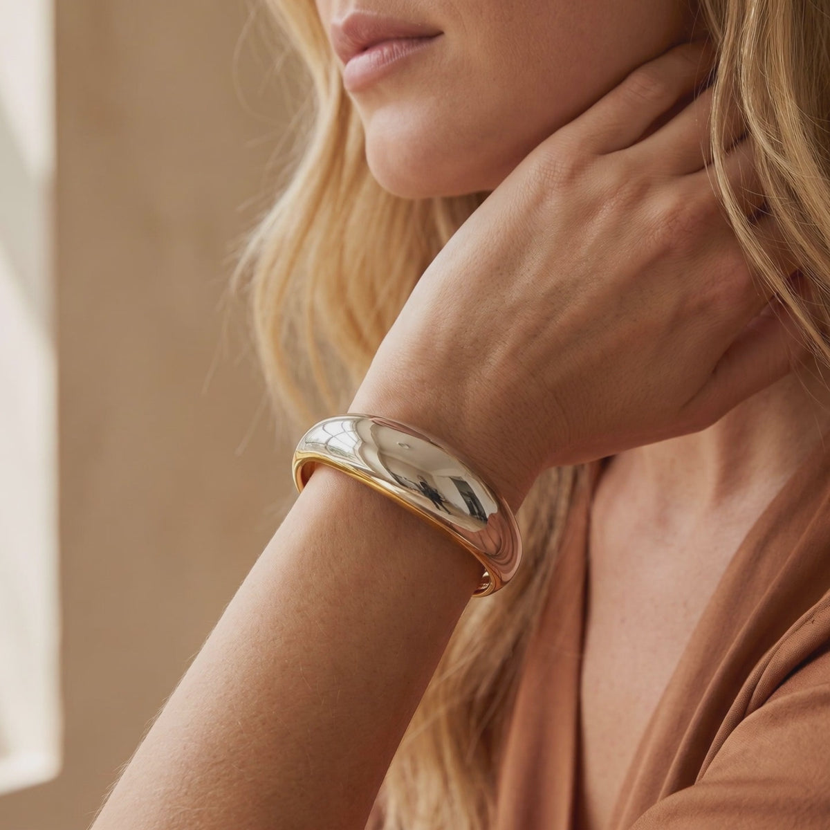 YLQ49437-bracelet lifestyle video