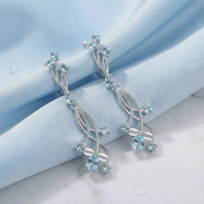 Lyriane drop earrings in solid gold.