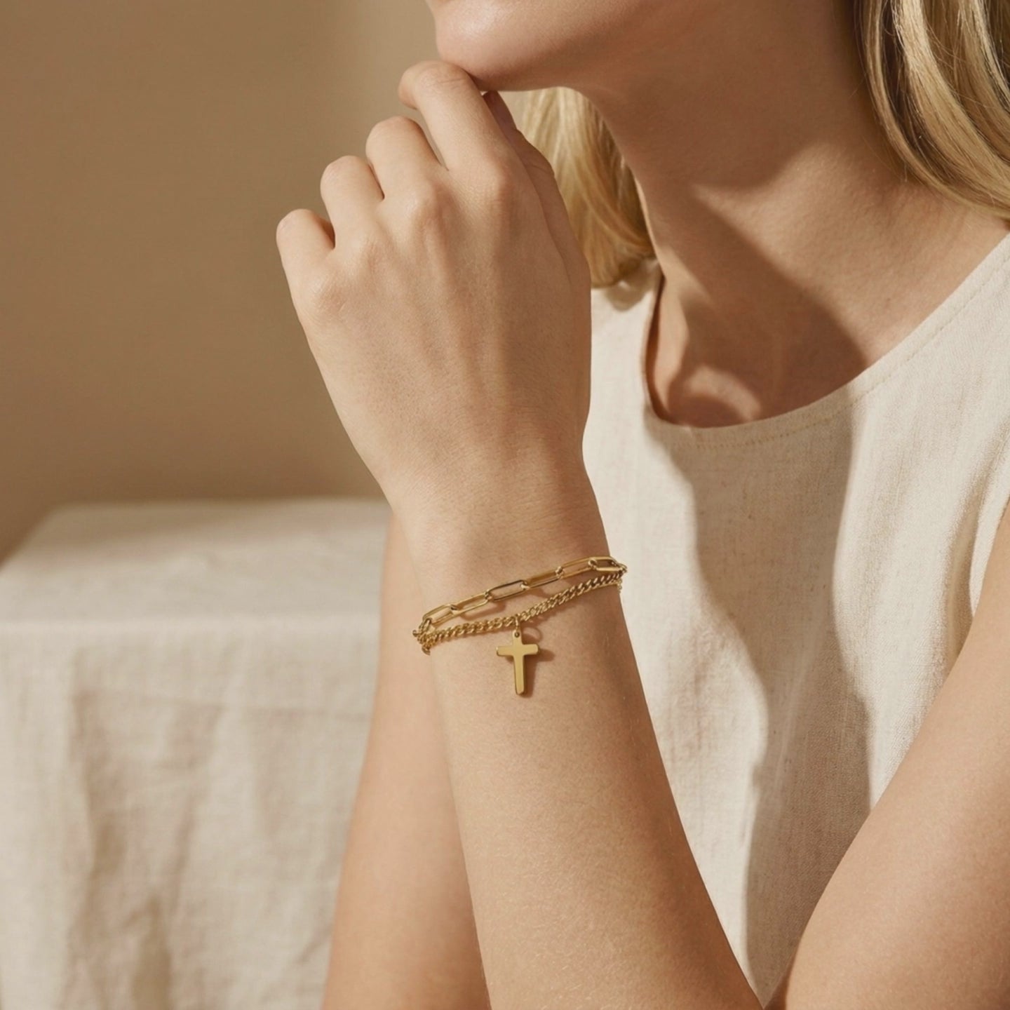 YLQ49799-bracelet lifestyle video