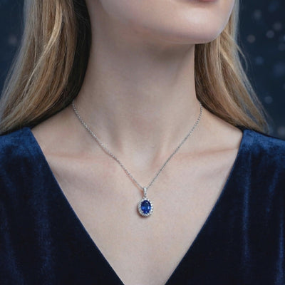 Video of the simulated sapphire halo necklace in solid gold.