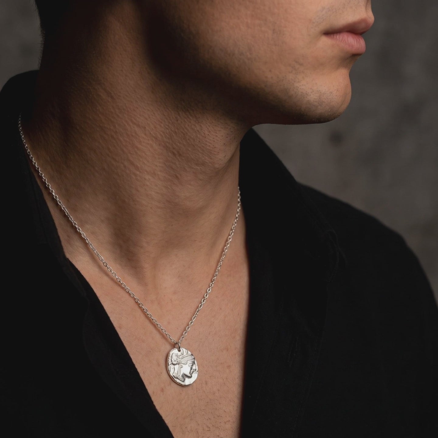 YLQ50100-Necklace lifestyle video