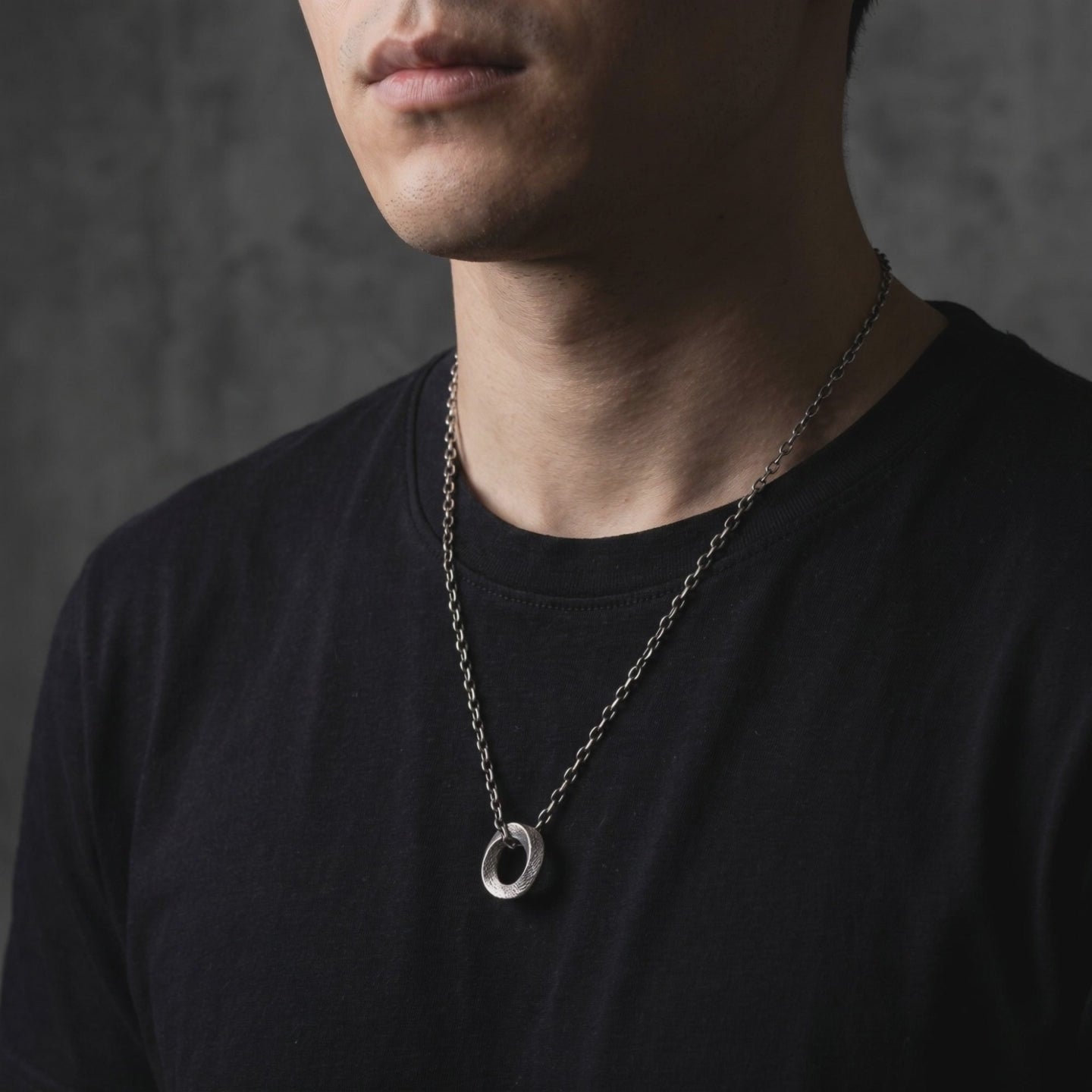YLQ49932-Necklace lifestyle video