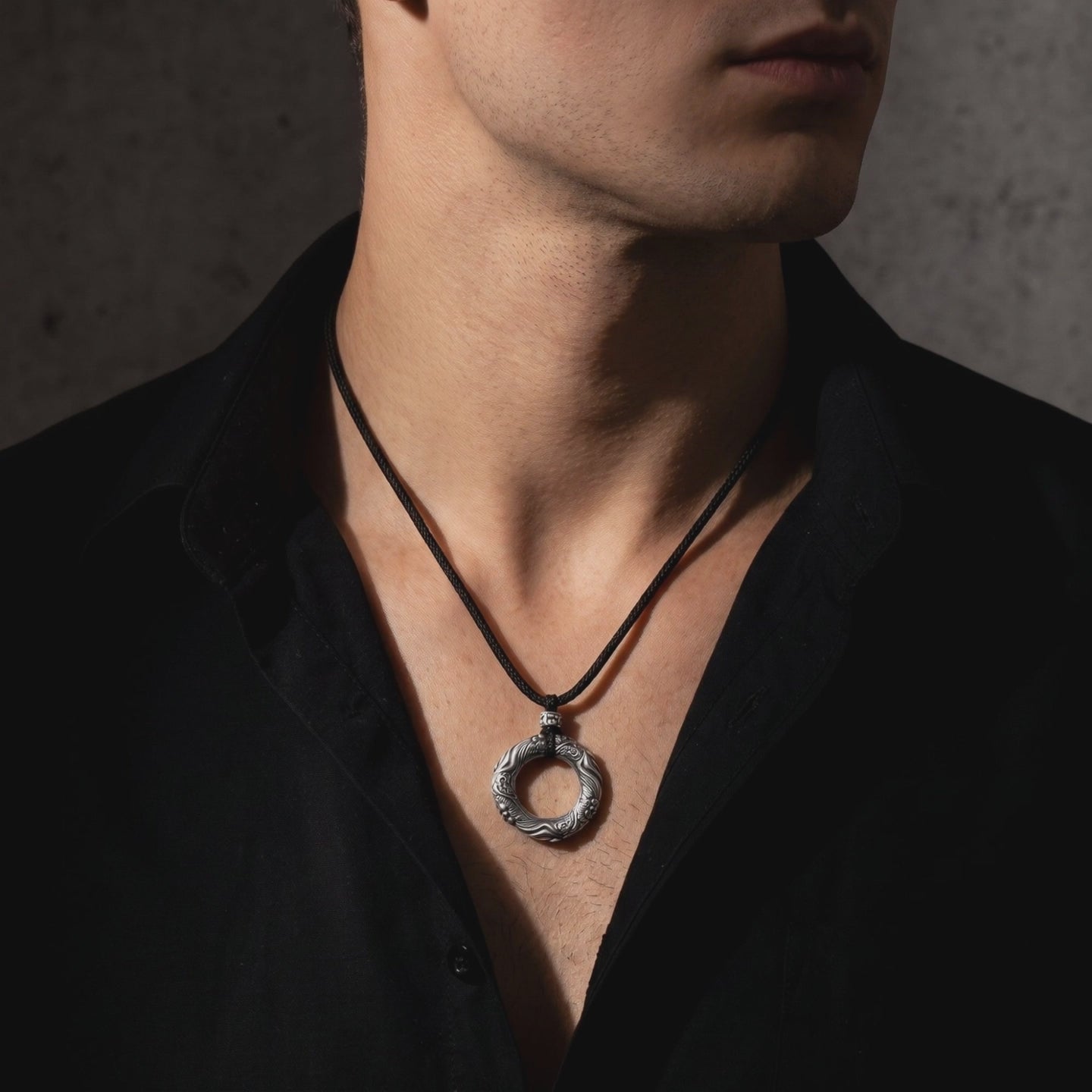 YLQ49946-Necklace lifestyle video