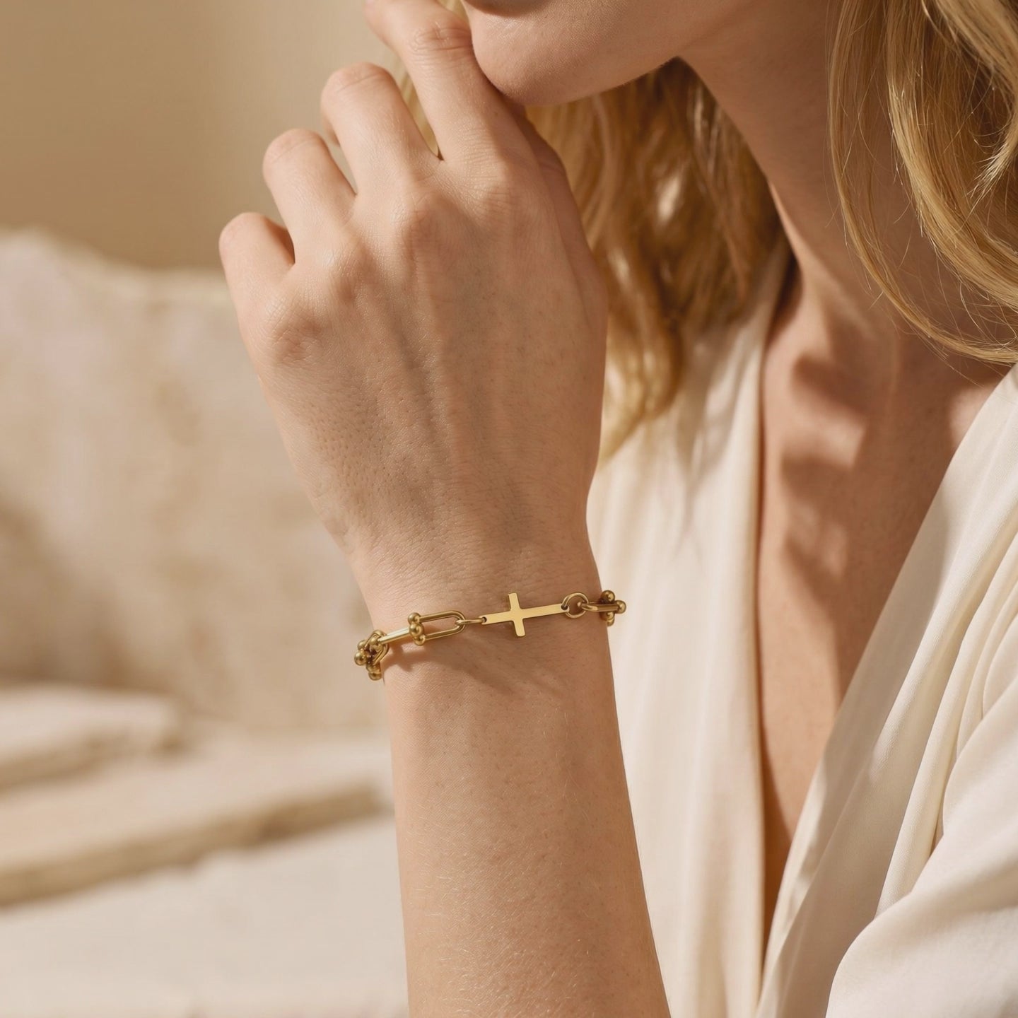 YLQ49810-bracelet lifestyle video