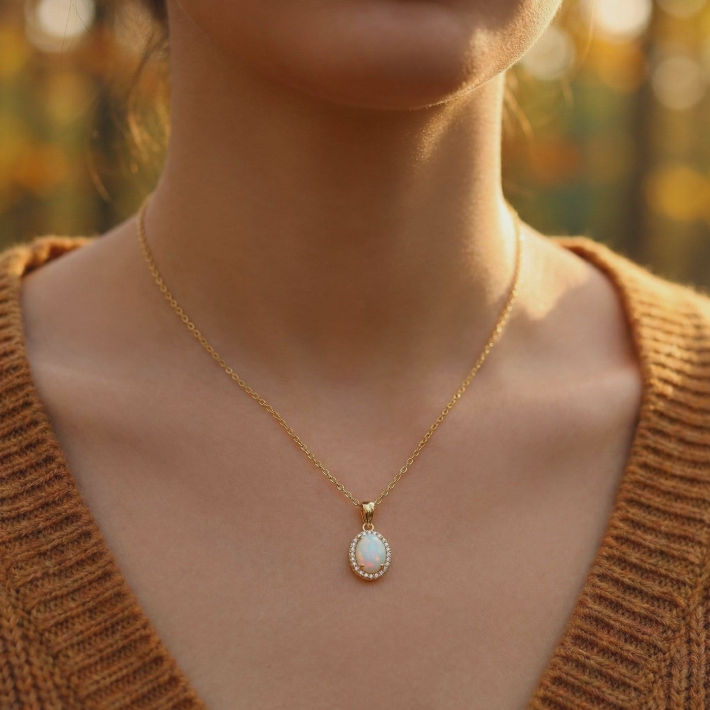 Oval opal pendant necklace in solid gold.