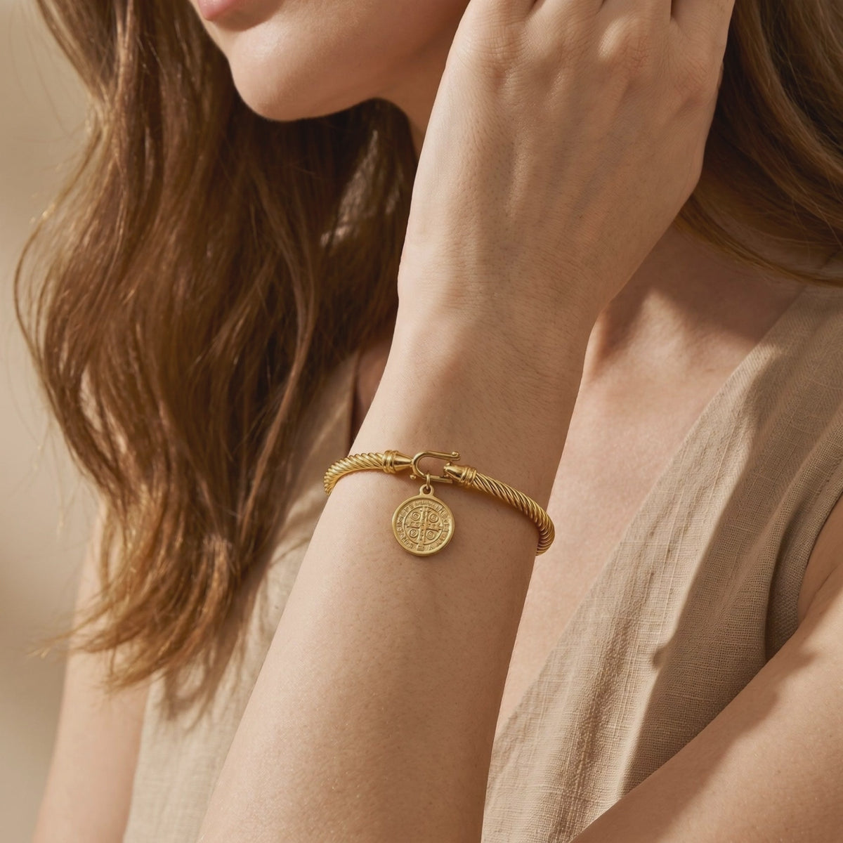 YLQ49789-bracelet lifestyle video