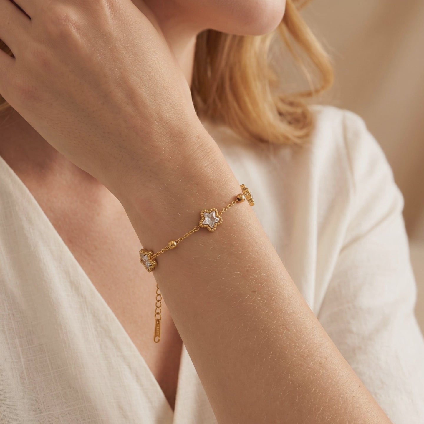 YLQ49458-bracelet lifestyle video