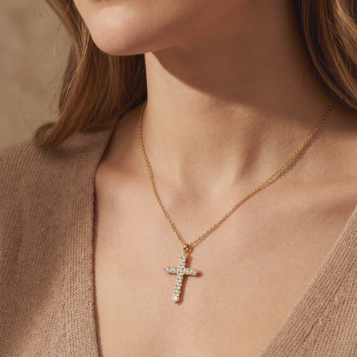 YLQ49551-cross necklace lifestyle video