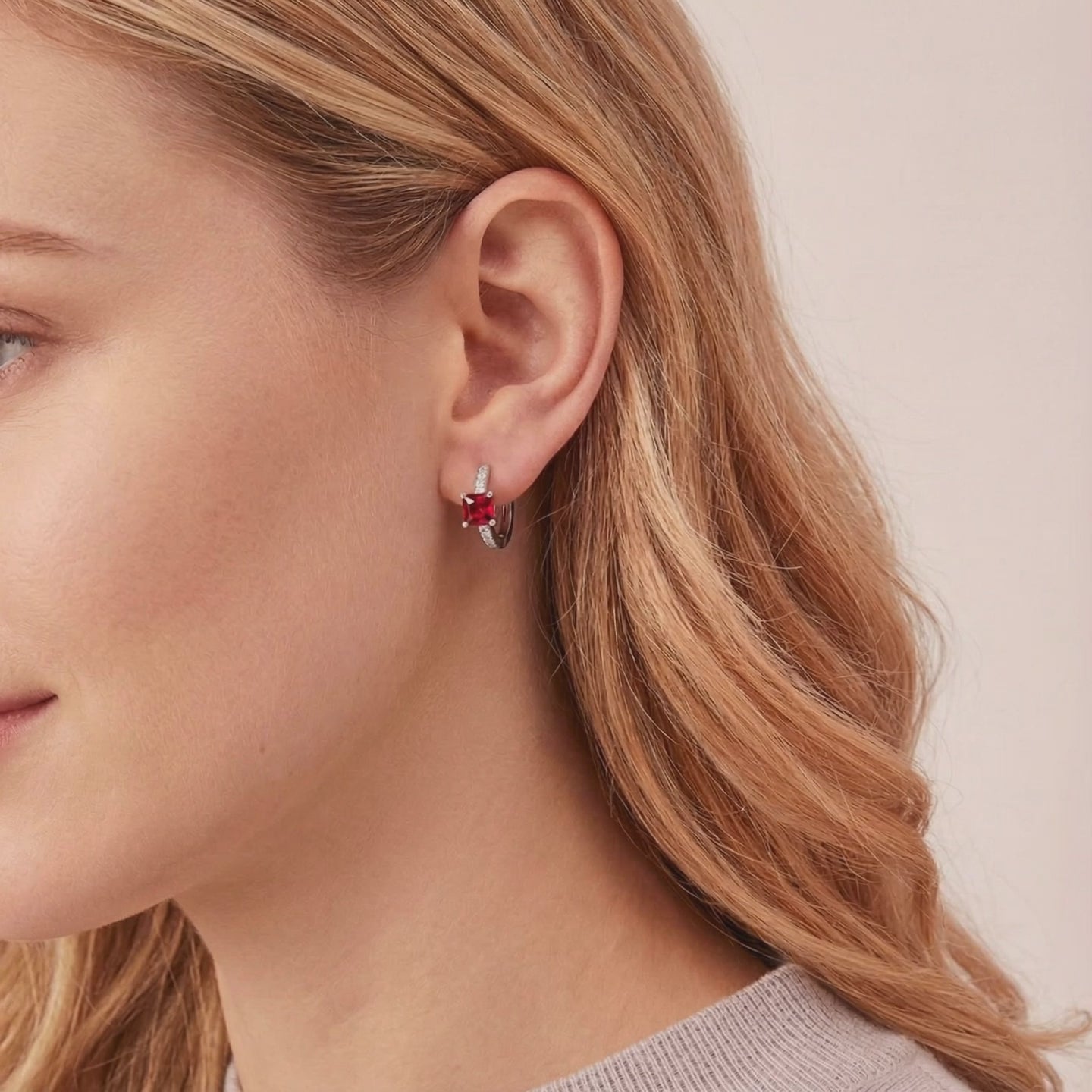 Square huggie earrings in solid gold with simulated rubies.
