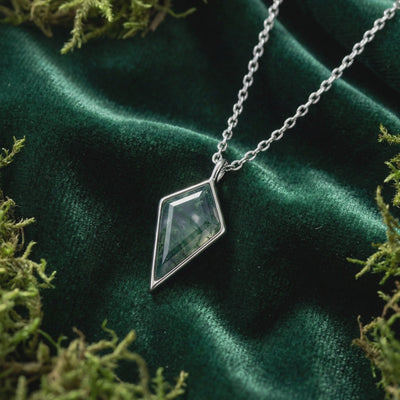 Natural moss agate pendant necklace in solid gold.