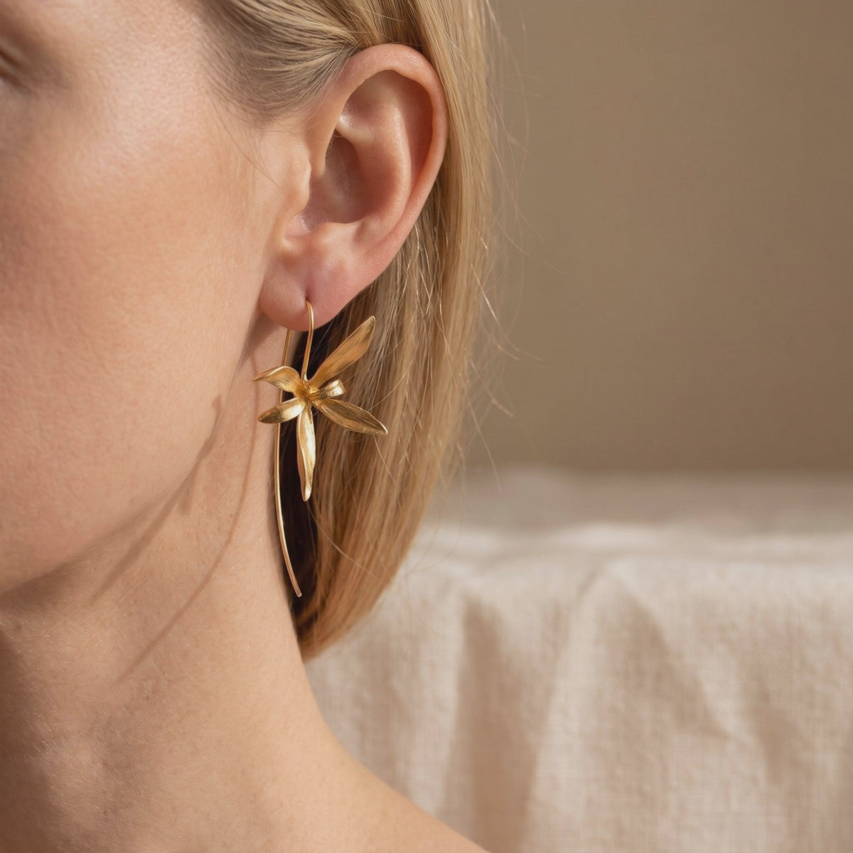 YLQ49212-earrings lifestyle video