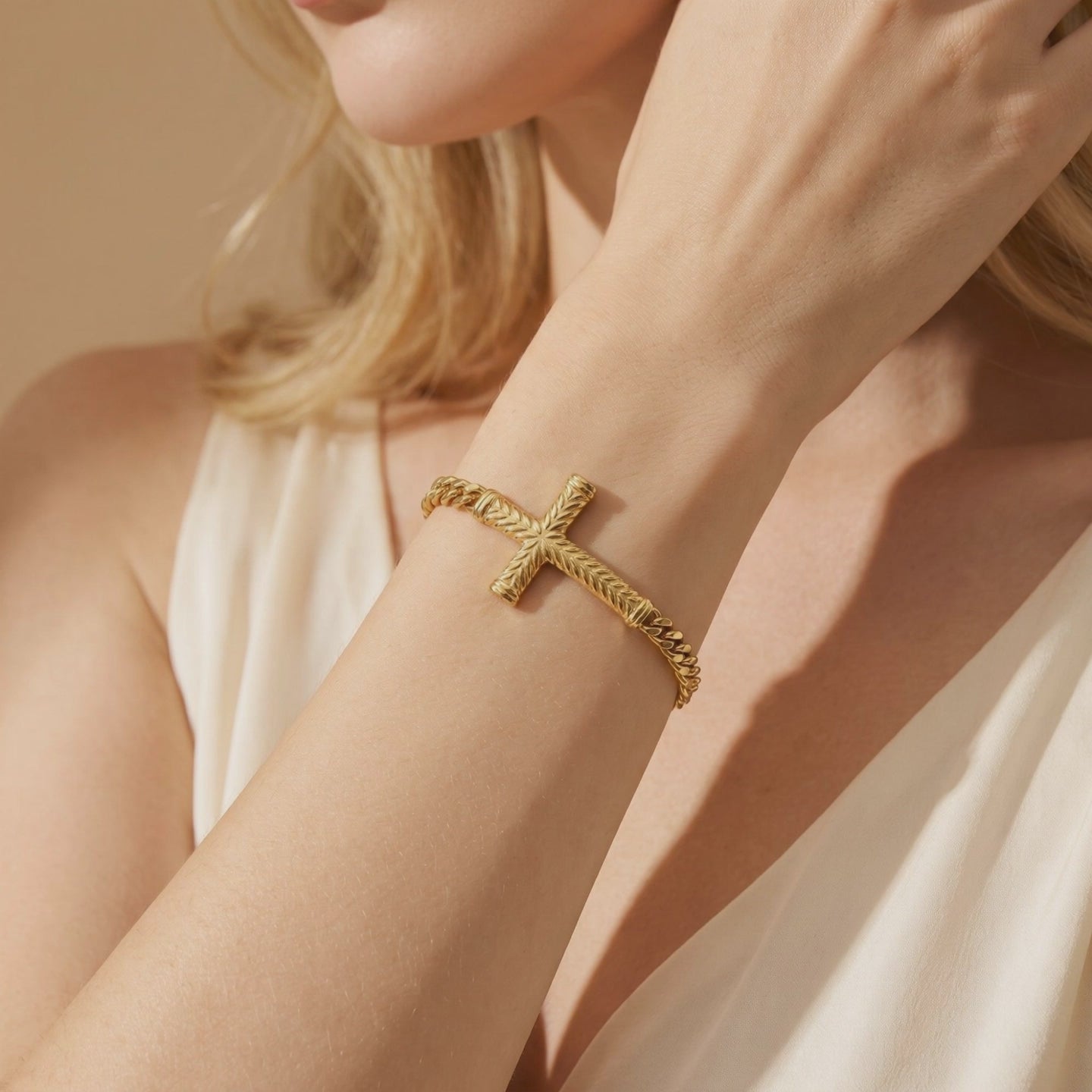 YLQ49822-bracelet lifestyle video