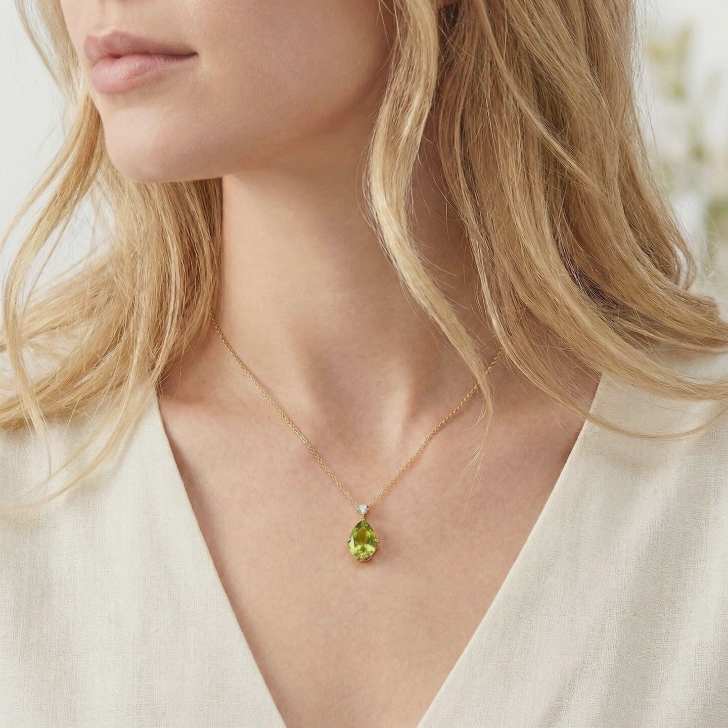 Solid gold necklace with simulated peridot pendant.